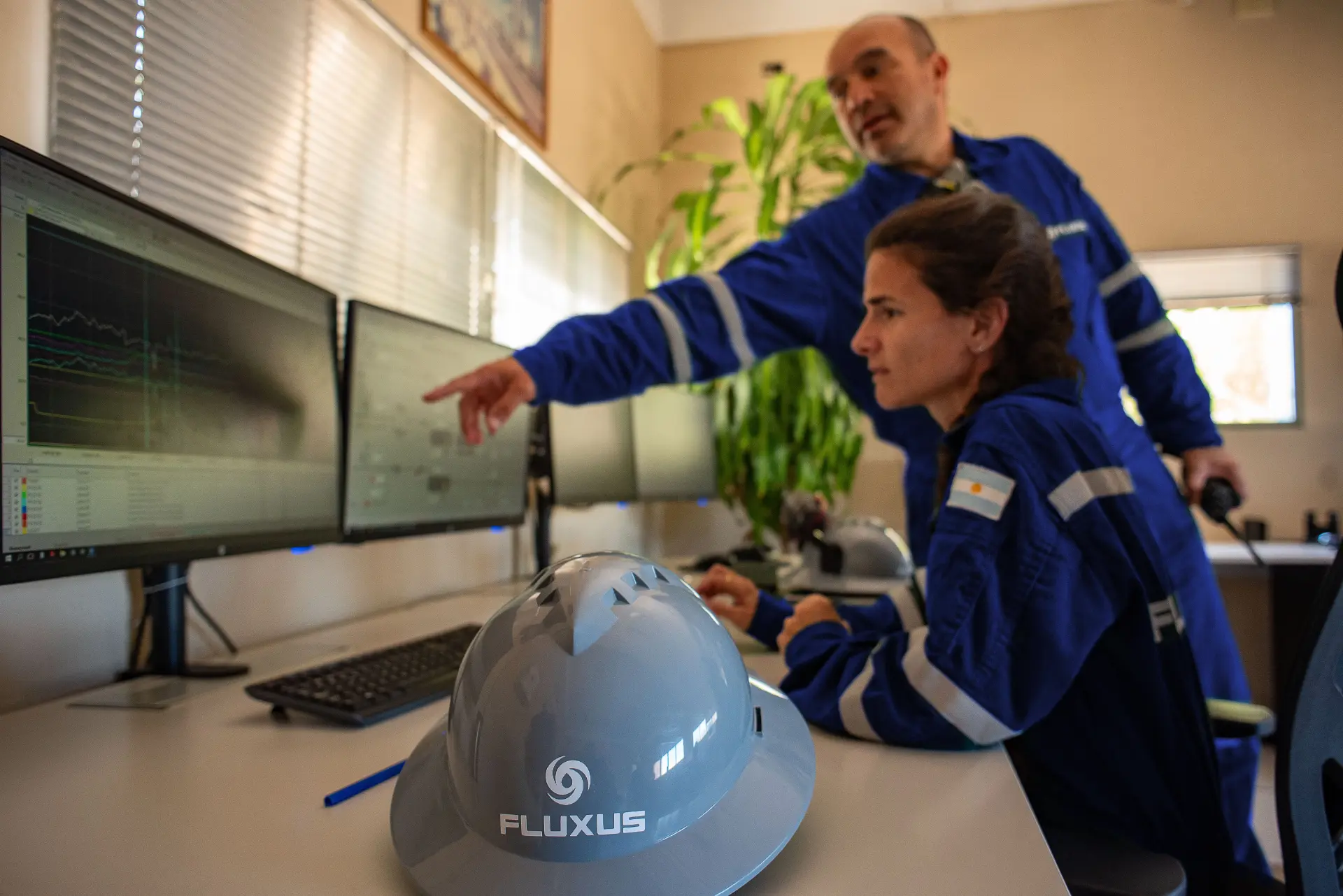 Equipo de Fluxus supervisando información operativa